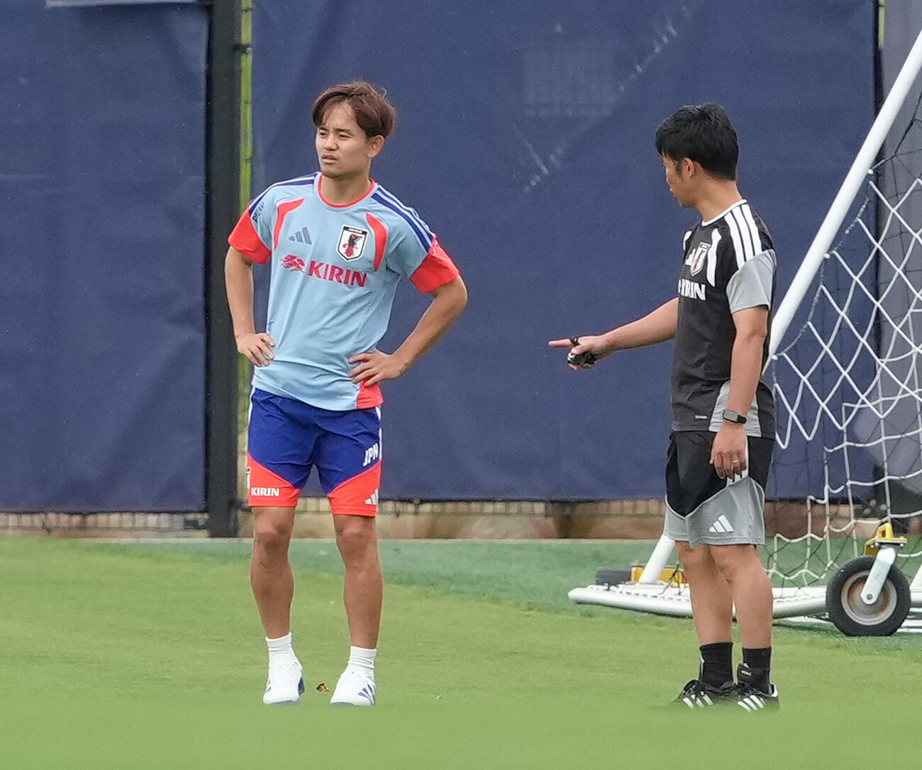 調整する久保建英（撮影・足立雅史）