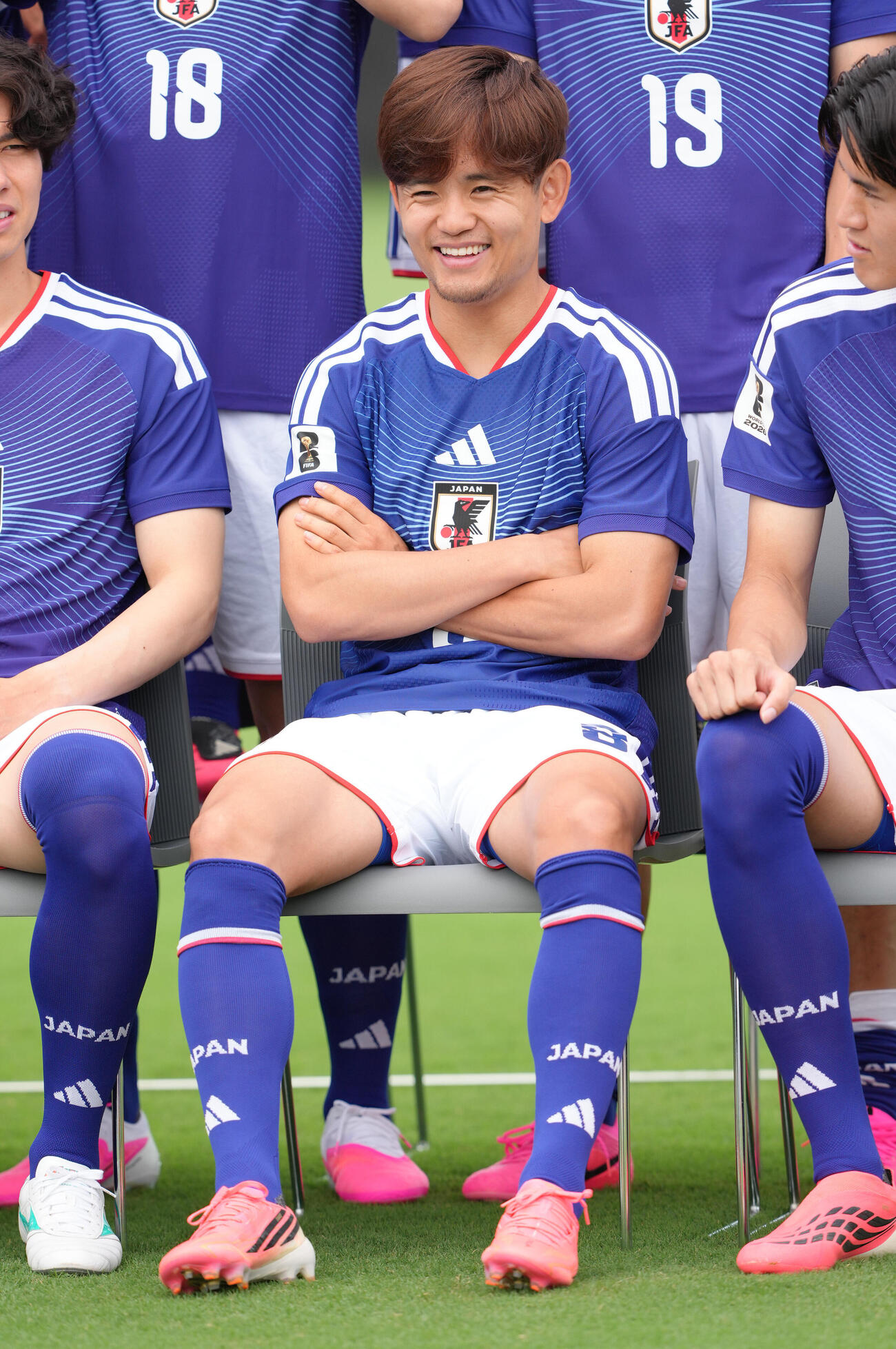 練習前の集合写真撮影で笑顔を見せる久保建英（撮影・足立雅史）