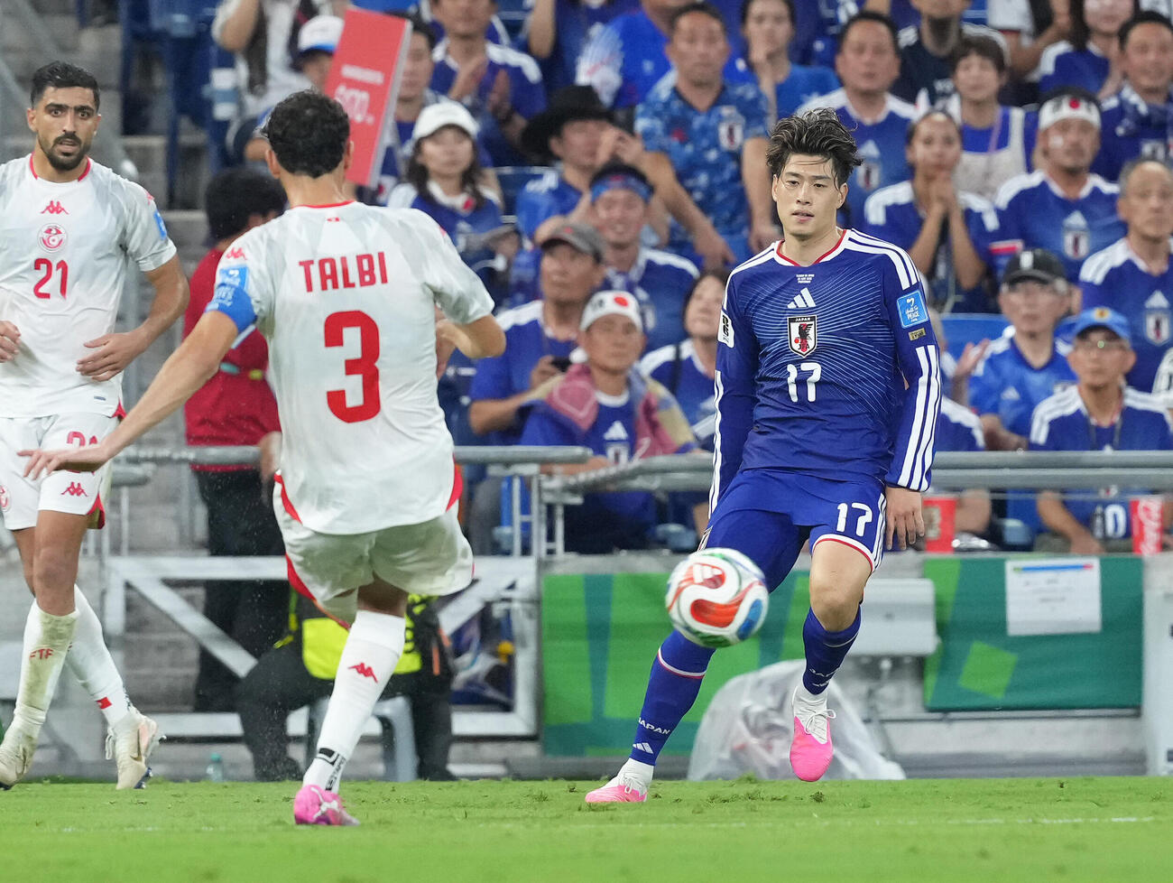 日本対チュニジア　後半、ボールを追う鈴木唯人（撮影・足立雅史）