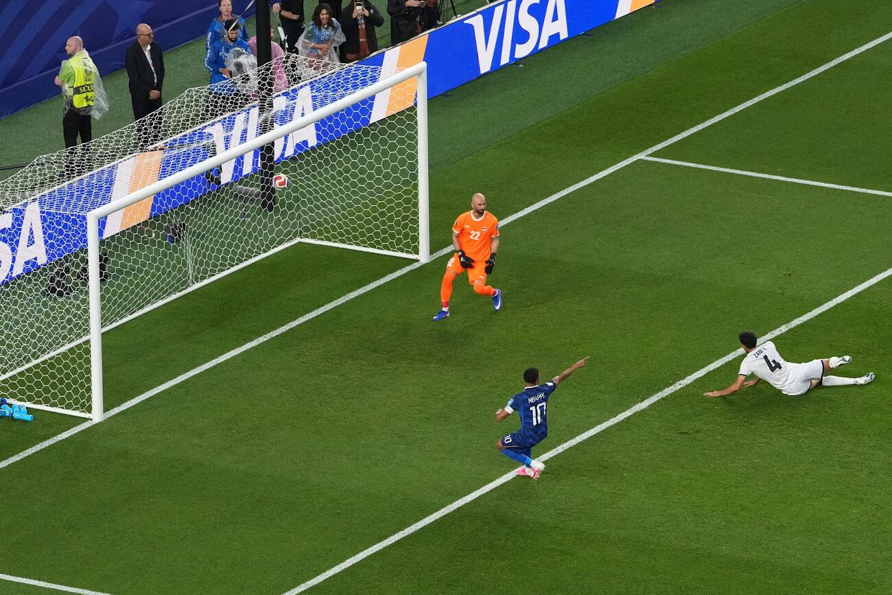 イラク戦で2点目を決めたフランス代表エムバペ（AP）