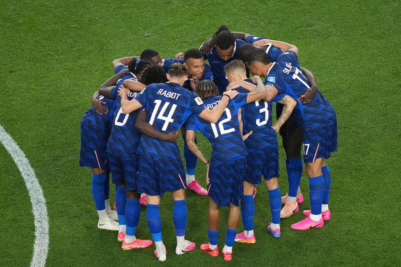 悪天候による中断後、チームメートと話をするフランスのエムバペ（中央）（AP）