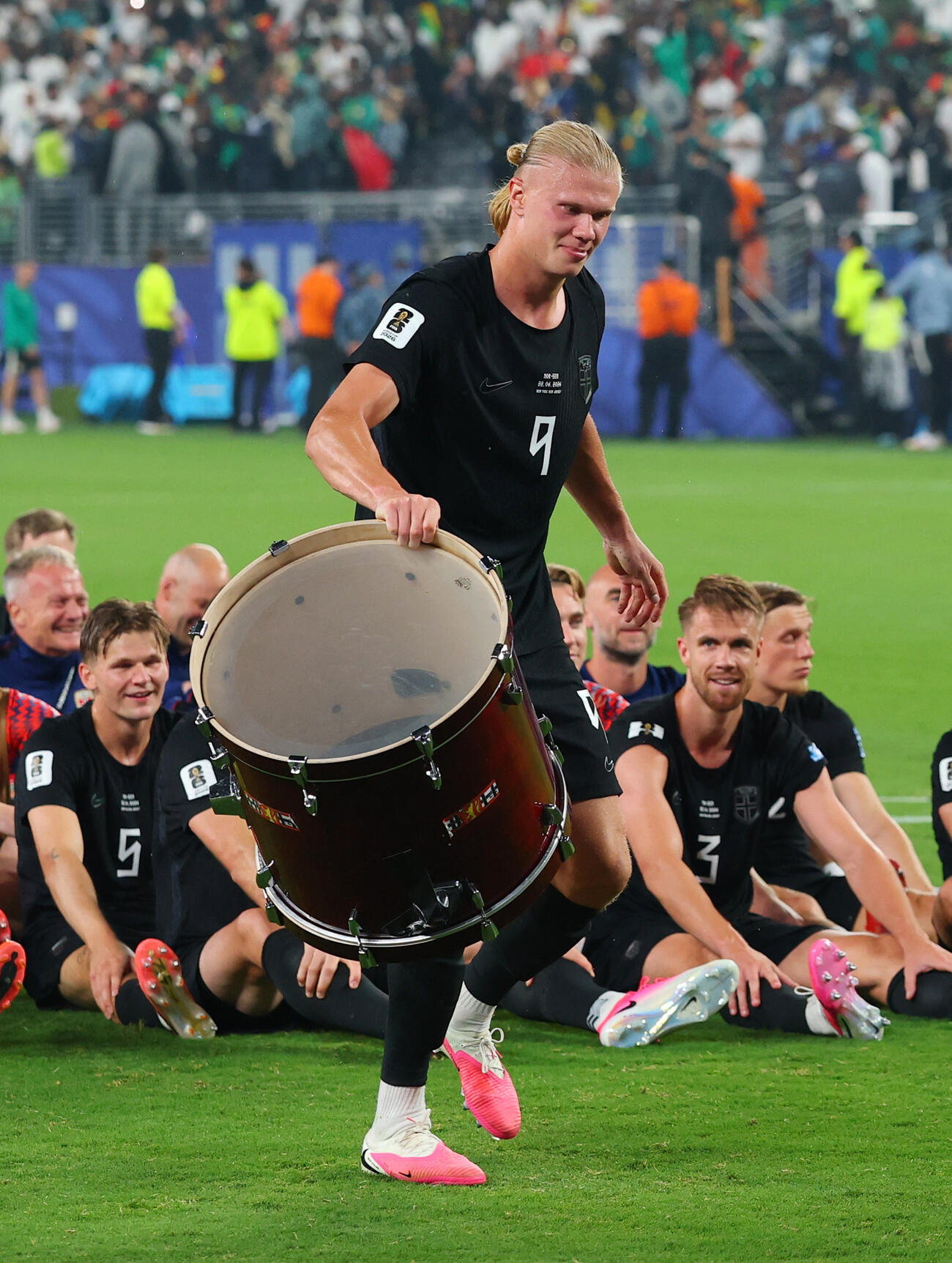 試合後、ノルウェーのハーランドとチームメートが、ファンに向けて恒例の「バイキング・ローイング（バイキングの漕ぎ）」のセレブレーションを披露した（ロイター）