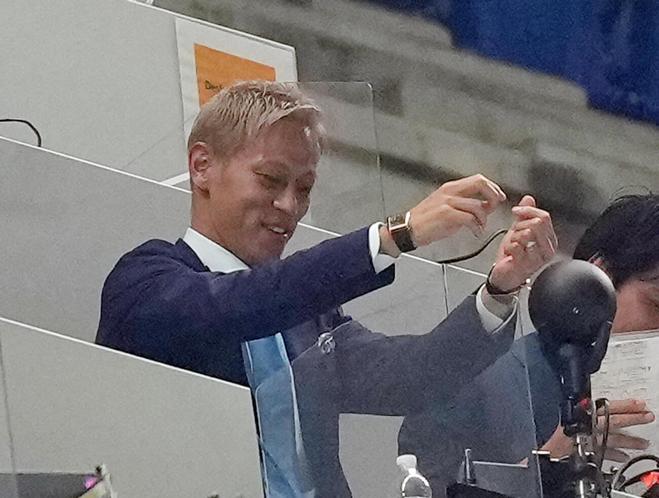 日本対チュニジア　試合後、中継を終え笑顔を見せる本田圭佑（26年6月20日撮影）