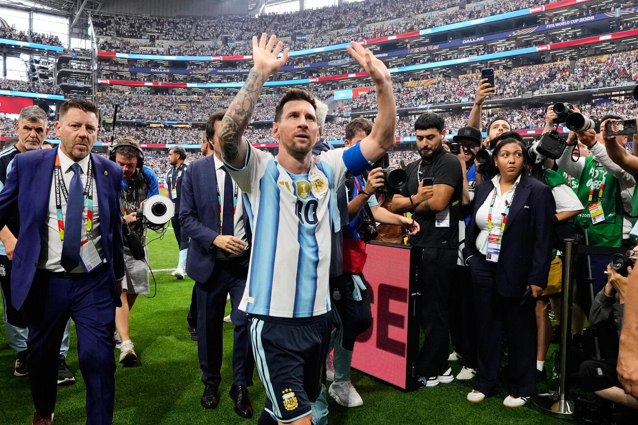 オーストリア戦で勝利し声援に応えるメッシ（AP）
