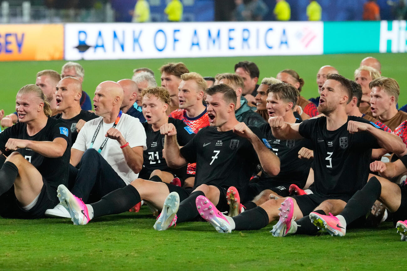試合後ピッチでサポーターと「船こぎ」バイキング・ローパフォーマンスをするノルウェー代表（AP）