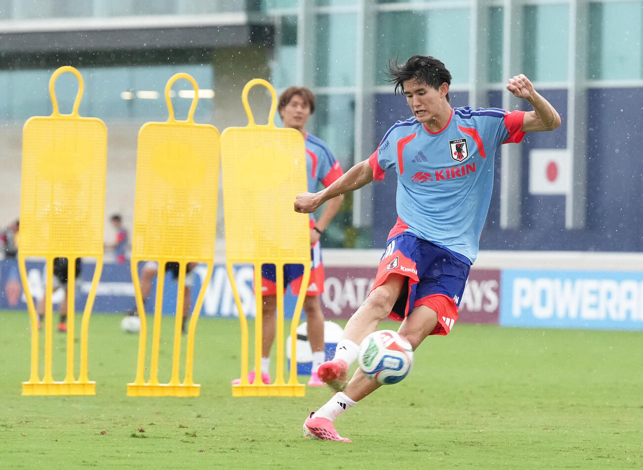 シュート練習する後藤啓介（撮影・足立雅史）