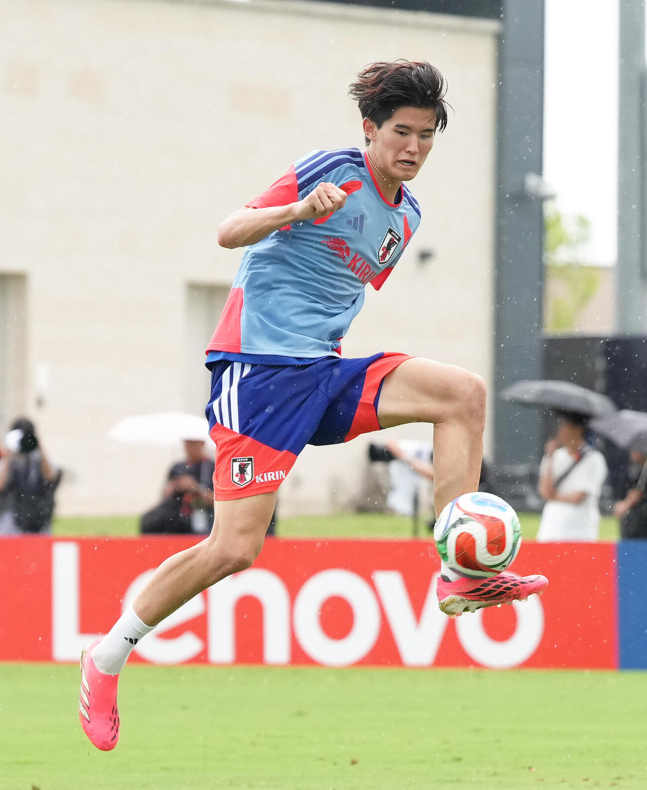 シュート練習する後藤啓介（撮影・足立雅史）