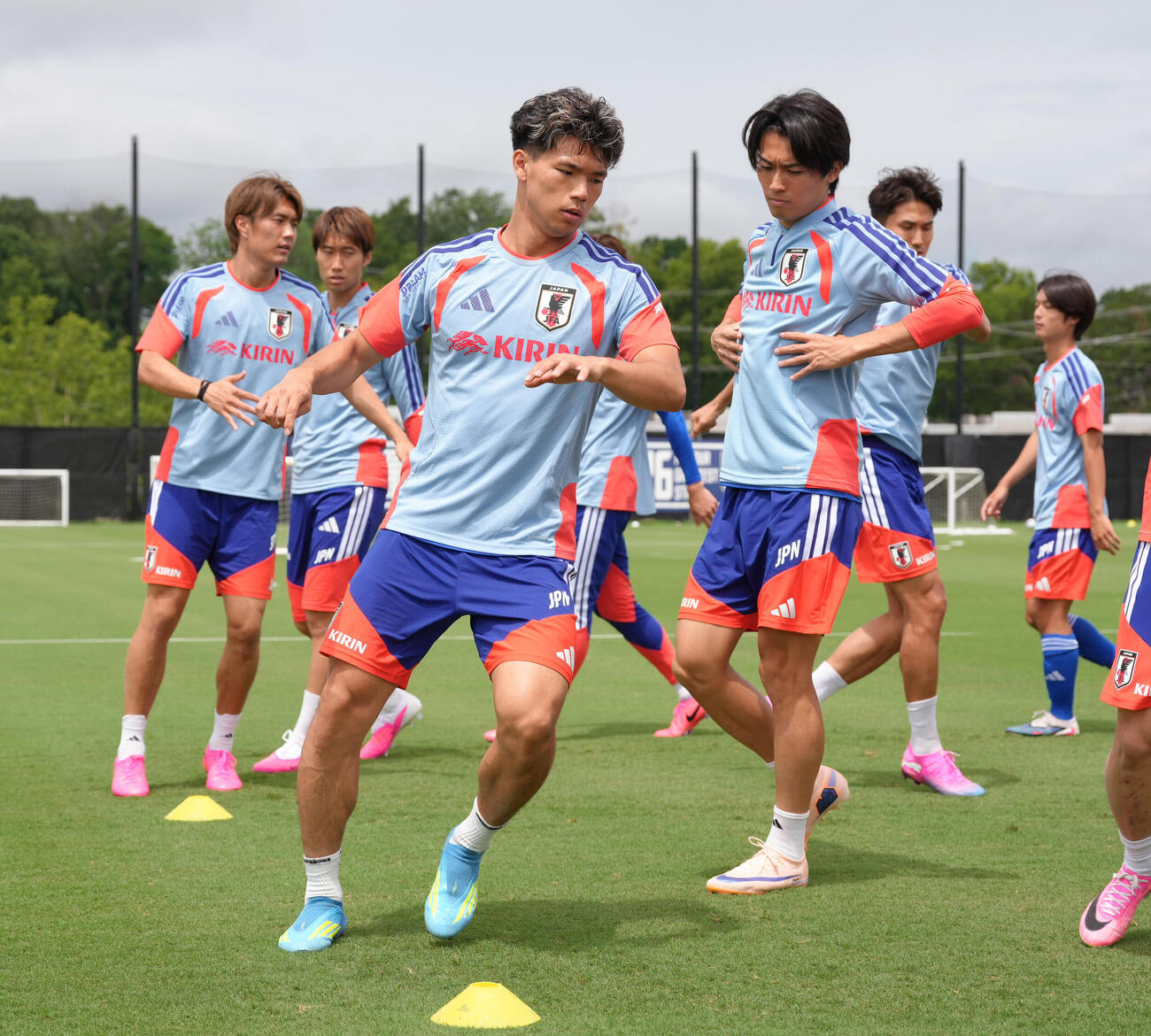 体を動かす塩貝健人（中央）、中村敬斗（同右）ら（撮影・足立雅史）