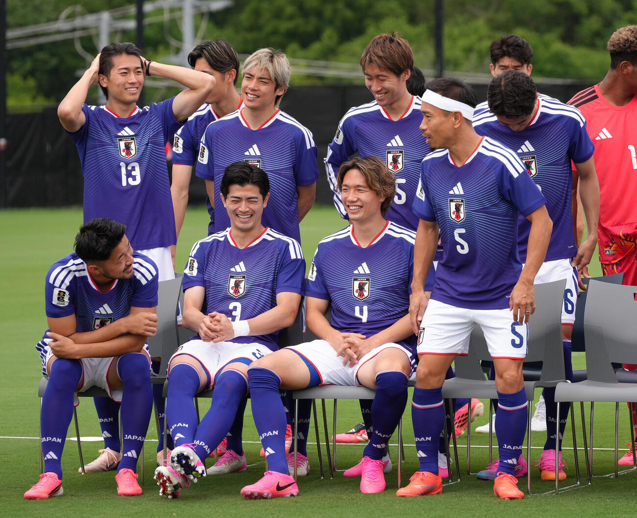 集合写真撮影を前に仲良く話す、前列から菅原由勢、谷口彰悟、板倉滉、長友佑都、後列左から中村敬斗、伊東純也、鎌田大地（撮影・足立雅史）