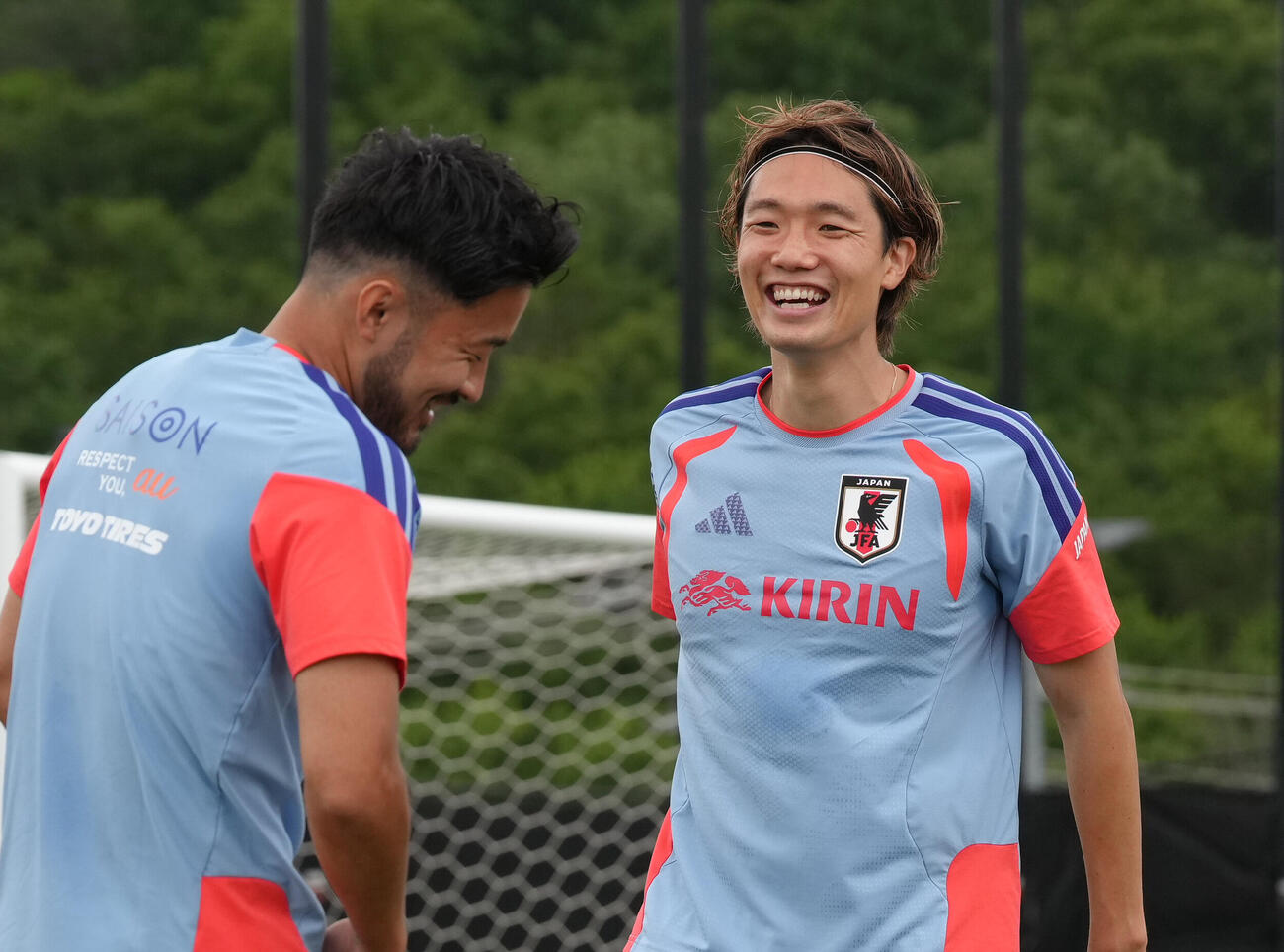 練習中、笑顔を見せる板倉滉（右）（撮影・足立雅史）