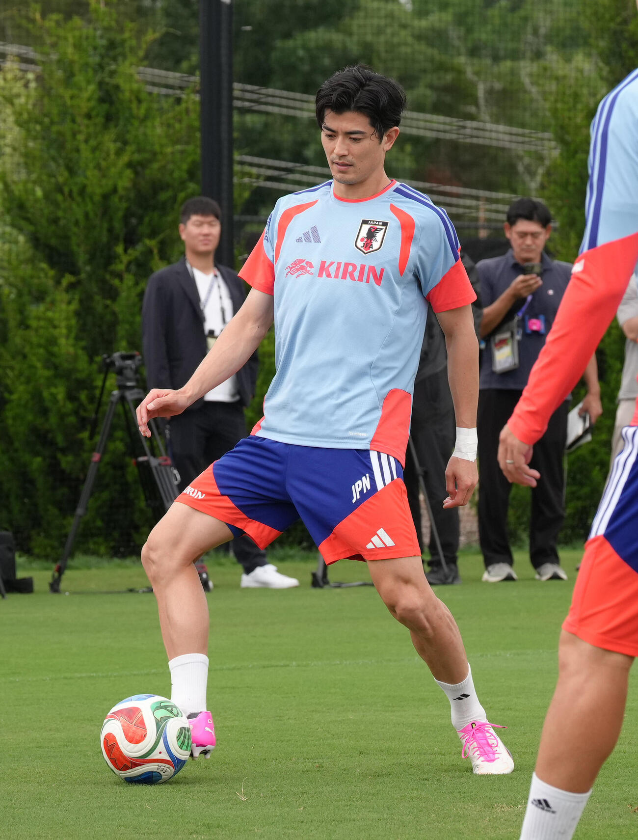 ボール回しする谷口彰悟（撮影・足立雅史）