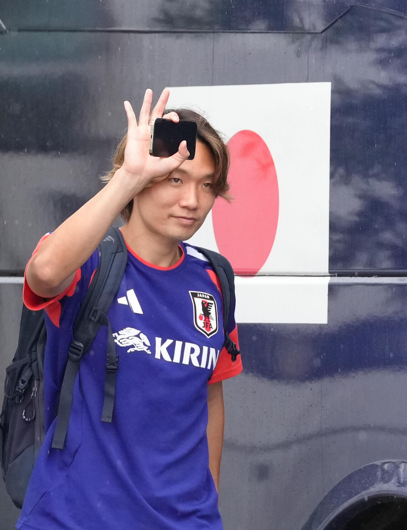 ファンの声援に応えながら、練習場を後にする板倉滉（撮影・足立雅史）