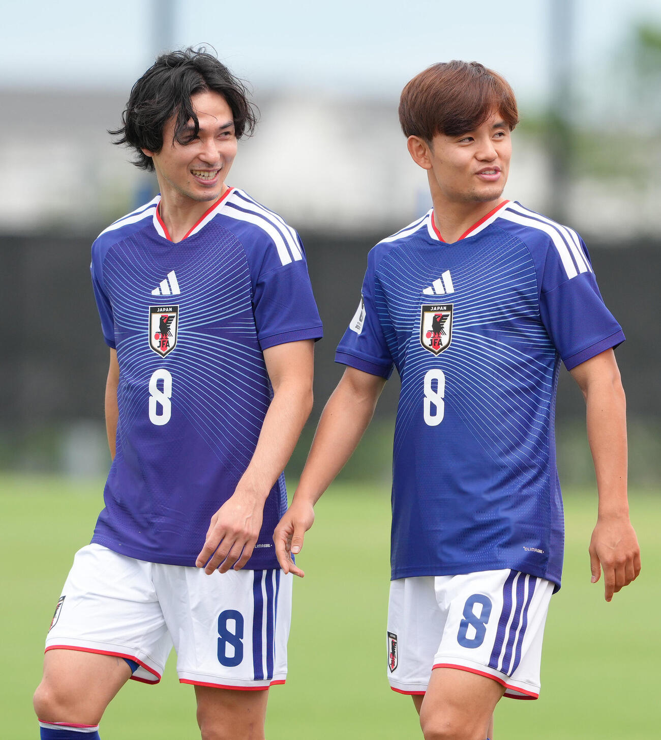 背番号8のユニホーム姿で集合写真撮影に臨む南野拓実（左）と久保建英（撮影・足立雅史）