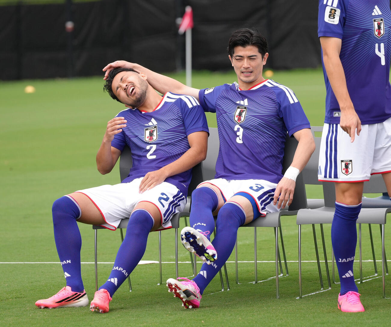 集合写真撮影を前に仲良くじゃれ合う菅原由勢（左）と谷口彰悟（撮影・足立雅史）