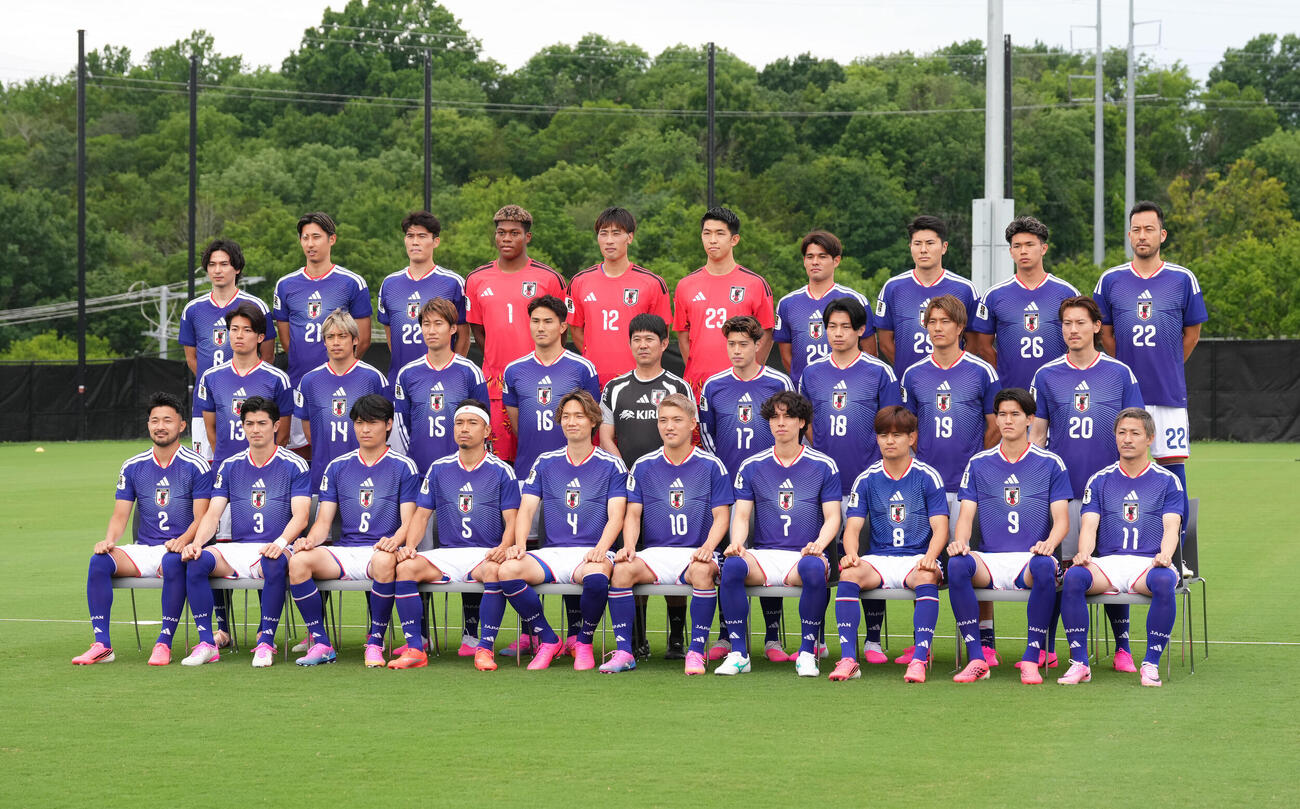 練習前、集合写真撮影に臨む日本代表（撮影・足立雅史）