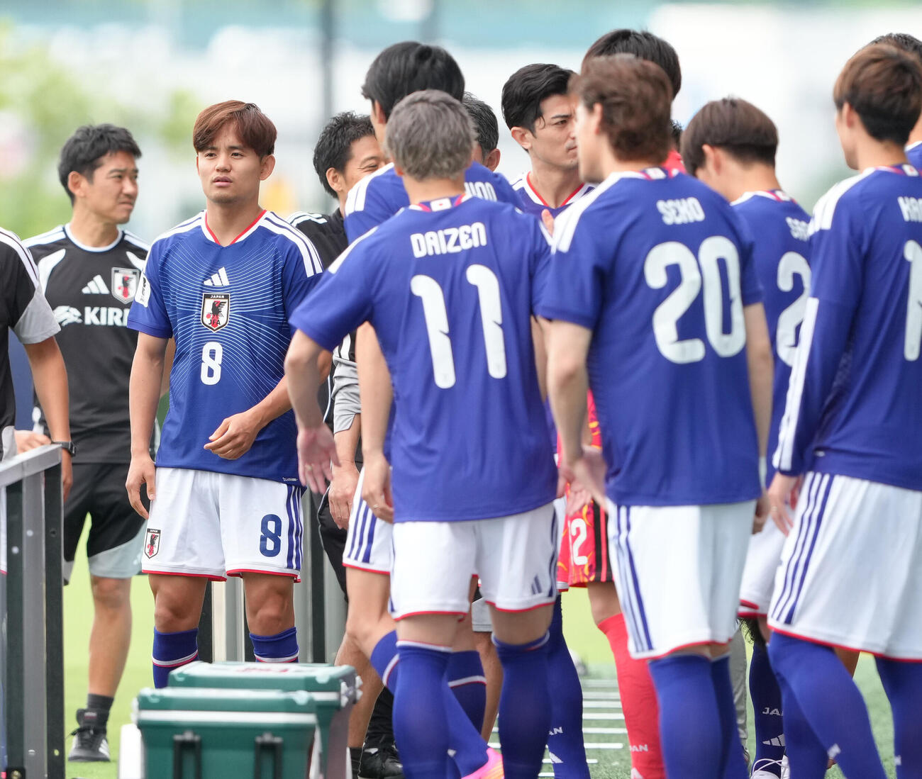 集合写真撮影に臨む久保建英（左から2人目）ら（撮影・足立雅史）