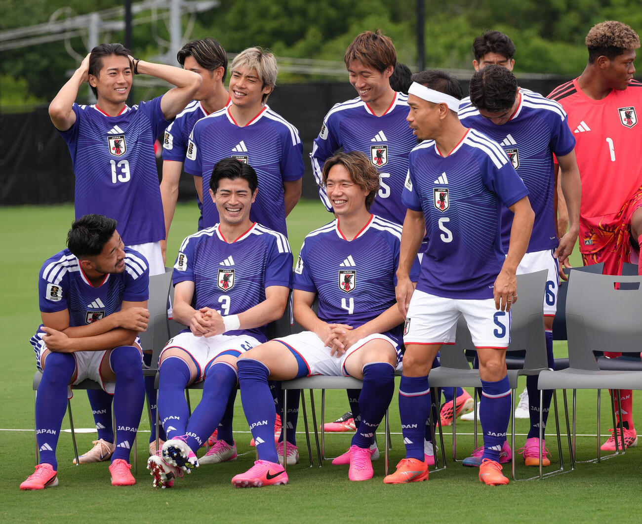 練習前の集合写真撮影で笑顔を見せる、前列左から菅原由勢、谷口彰悟、板倉滉、長友佑都、後列左から中村敬斗、伊東純也、鎌田大地ら（撮影・足立雅史）