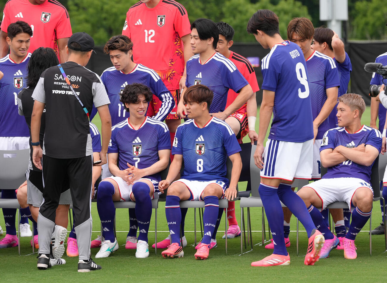 練習前、集合写真撮影に臨む久保建英（手前中央）ら（撮影・足立雅史）
