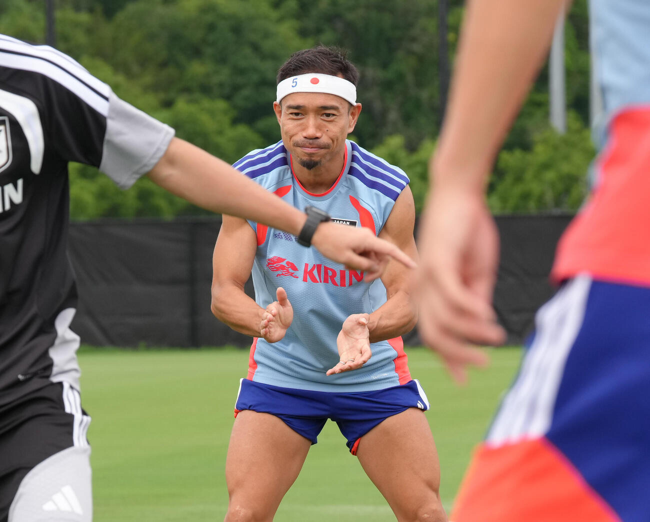 練習を盛り上げる長友佑都（撮影・足立雅史）