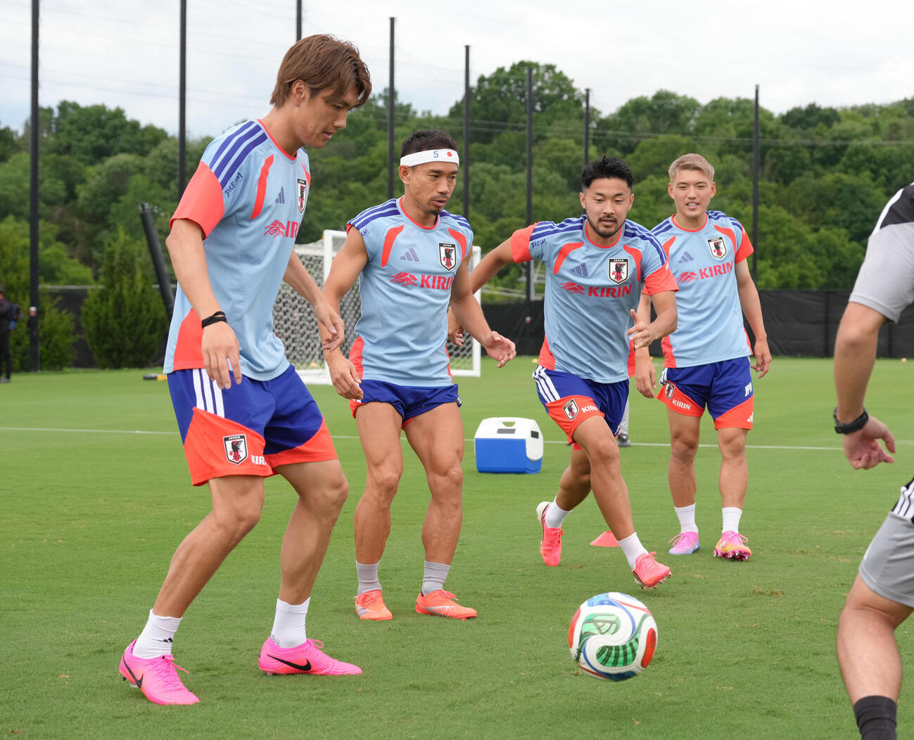 ボール回しする、左から小川航基、長友佑都、菅原由勢、堂安律（撮影・足立雅史）