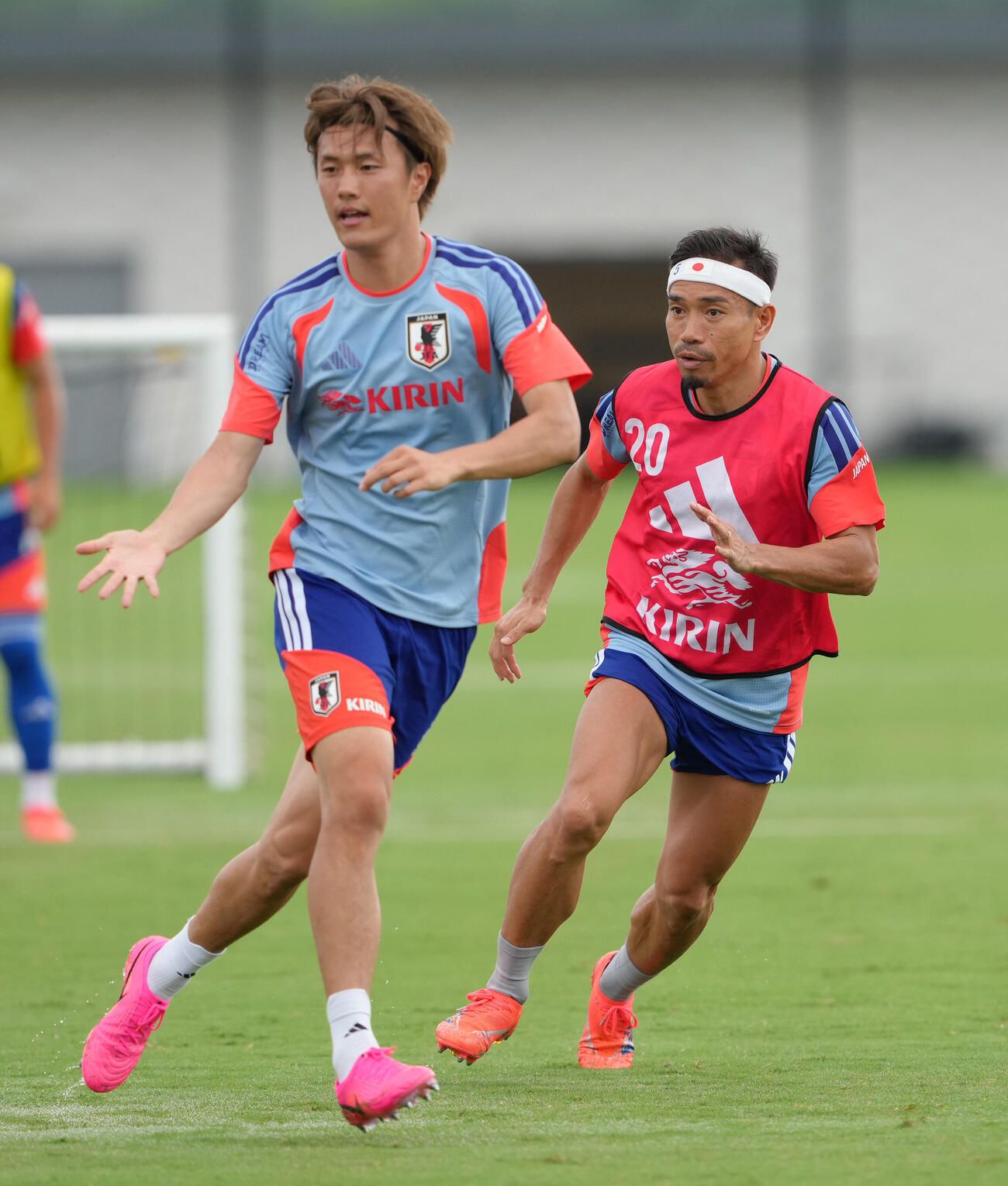 練習で競り合う長友佑都（右）と小川航基（撮影・足立雅史）