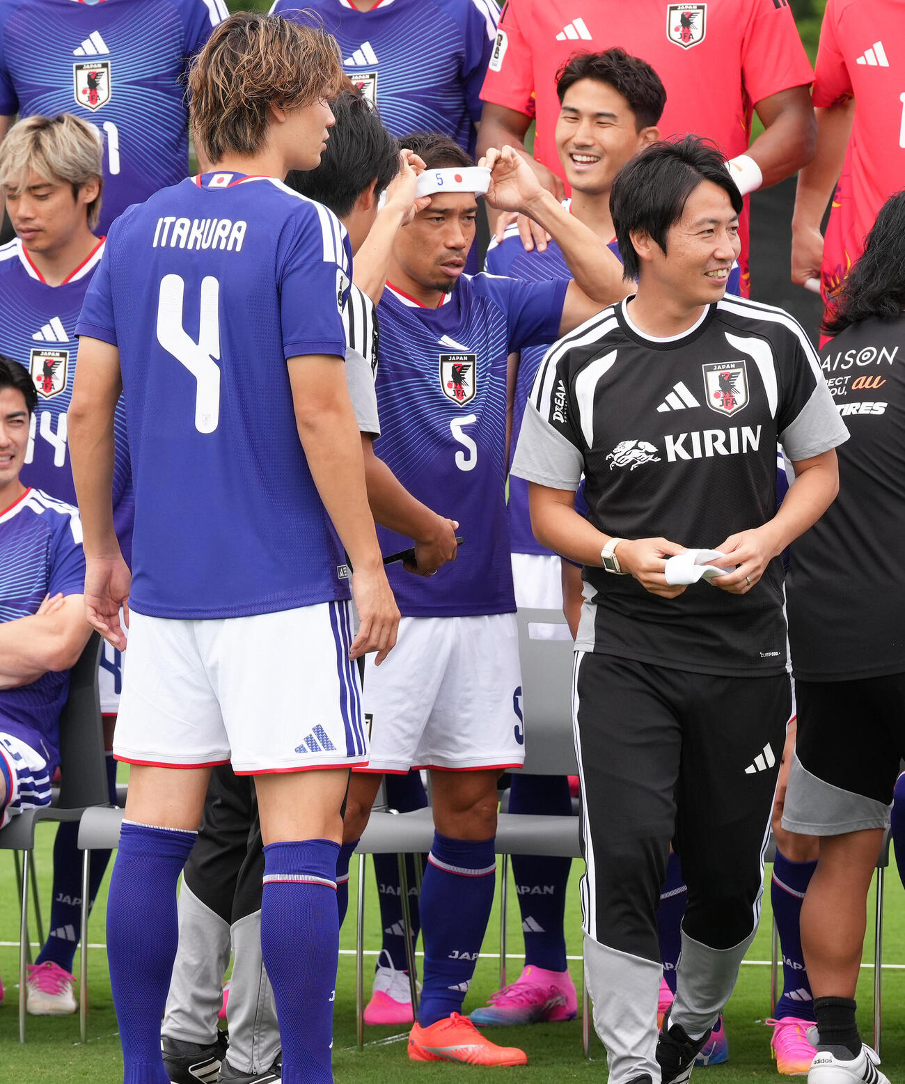 練習前の集合写真撮影でヘアバンドをつける長友佑都（中央）（撮影・足立雅史）