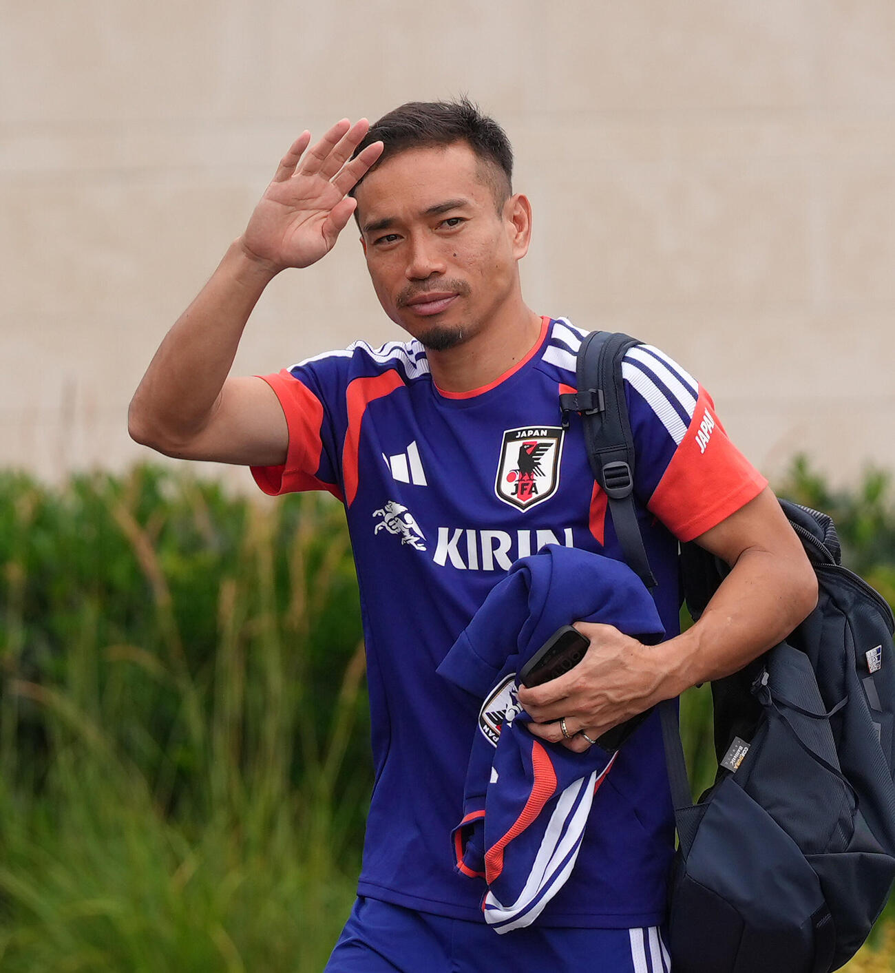ファンの声援に応えながら引き揚げる長友佑都（撮影・足立雅史）