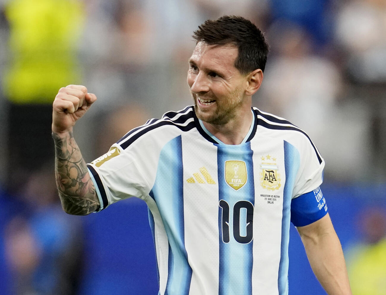 サッカーW杯オーストリア戦の試合終了間際、自身2点目のゴールを決め喜ぶアルゼンチンのメッシ。W杯通算得点を単独最多の18に伸ばした＝22日、ダラス（共同）
