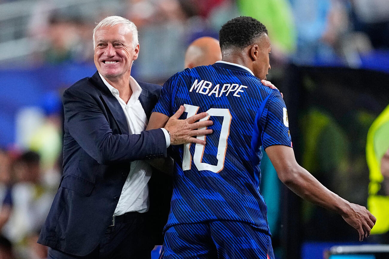 交代時、フランスのエムバペを労うデシャン監督（AP）