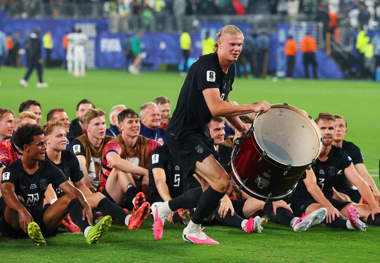 試合後、ノルウェーのハーランドとチームメートが、ファンに向けて恒例の「バイキング・ローイング（バイキングの漕ぎ）」のセレブレーションを披露（ロイター）