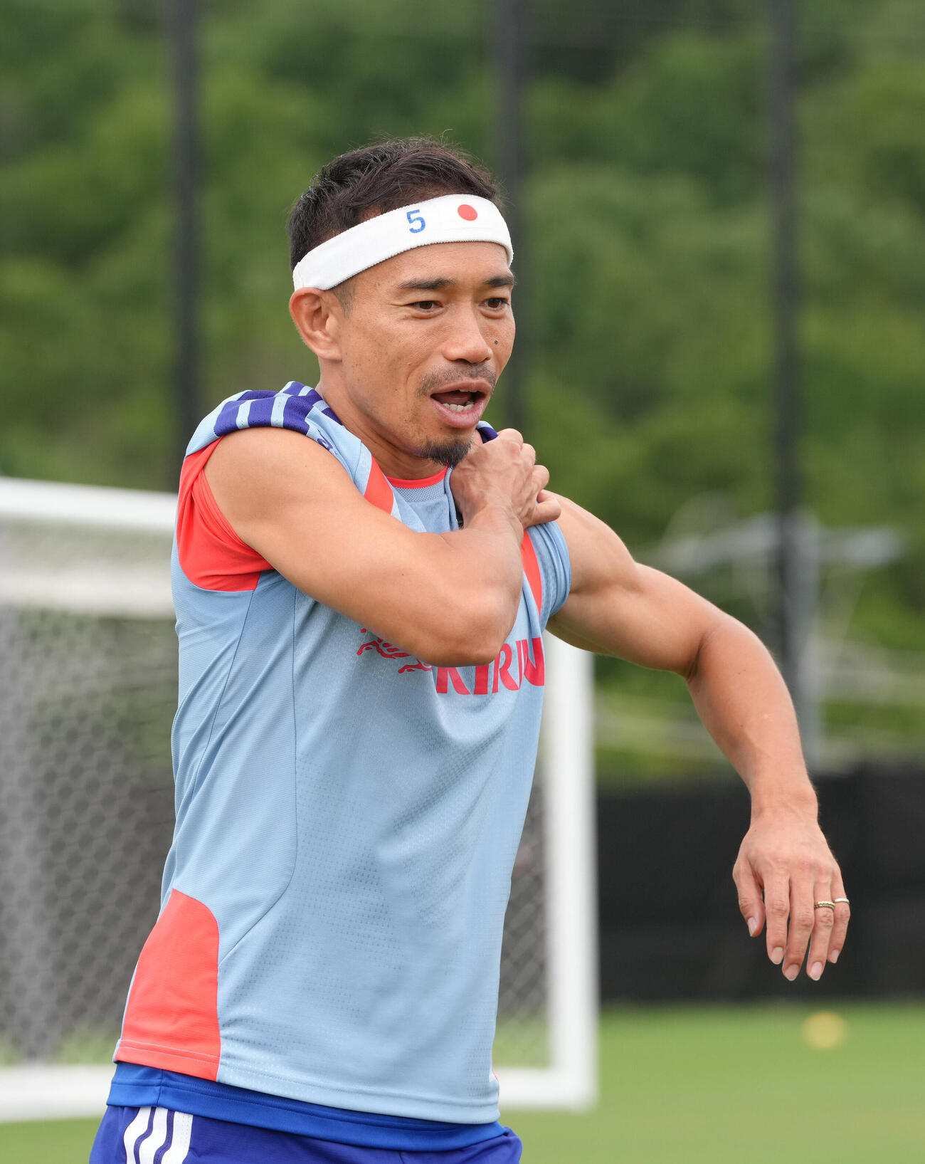 練習に臨む長友佑都（撮影・足立雅史）