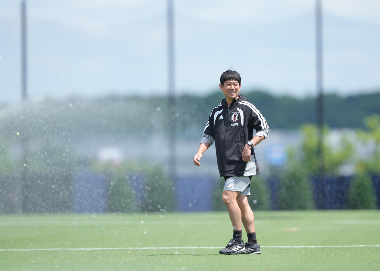 練習前、笑顔を見せる森保一監督（撮影・足立雅史）