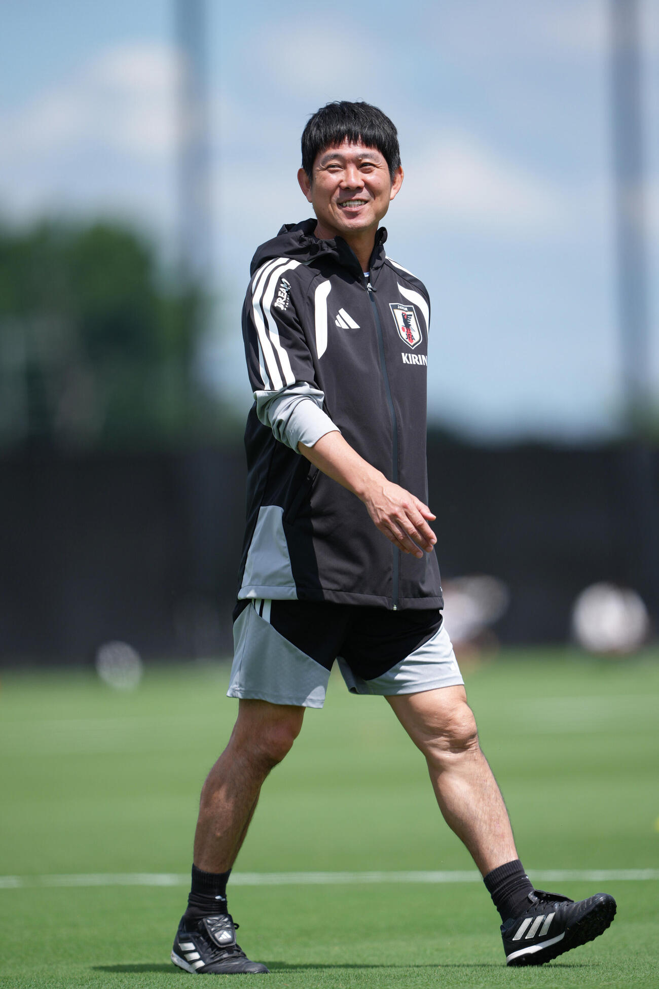 練習前、笑顔を見せる森保一監督（撮影・足立雅史）