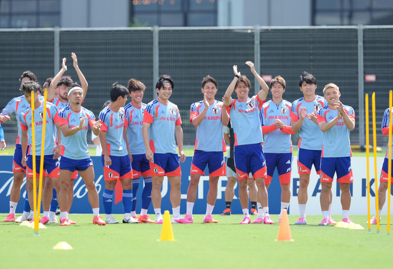 リラックスした様子で練習に臨む長友佑都（左端）、上田綺世（左から4人目）ら（撮影・足立雅史）