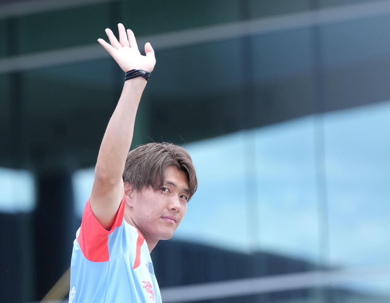 練習後、集まったファンの声援に手を振って応える小川航基（撮影・足立雅史）
