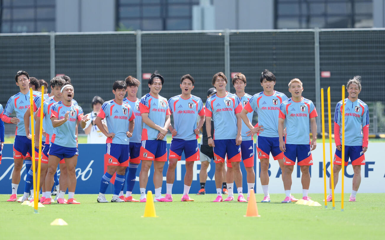 リラックスした様子で練習に臨む長友佑都（左端）、上田綺世（左から4人目）ら（撮影・足立雅史）