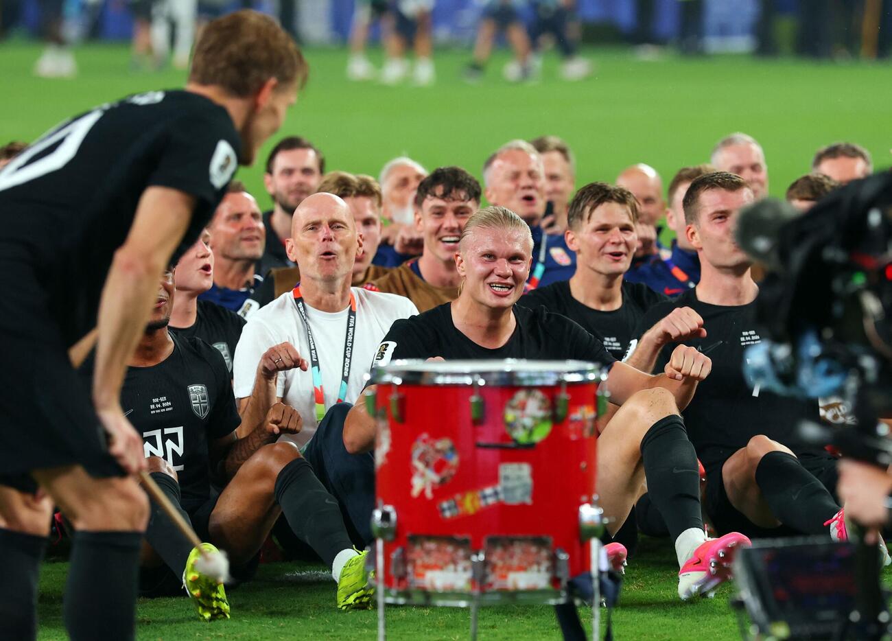 試合後ピッチで「船こぎ」バイキング・ローパフォーマンスをするハーランドらノルウェー代表（ロイター）