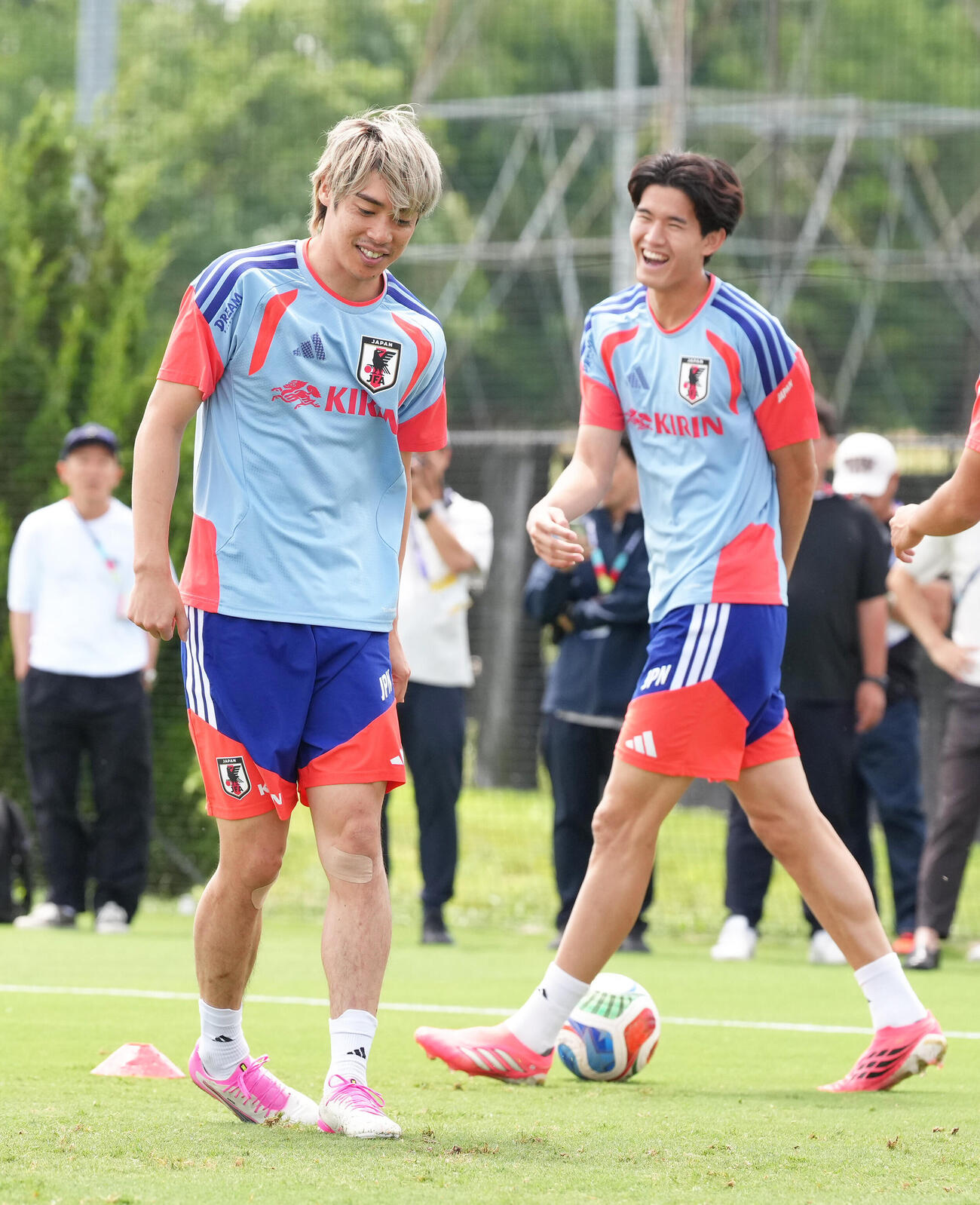 笑顔を見せる伊東純也（左）と後藤啓介（撮影・足立雅史）