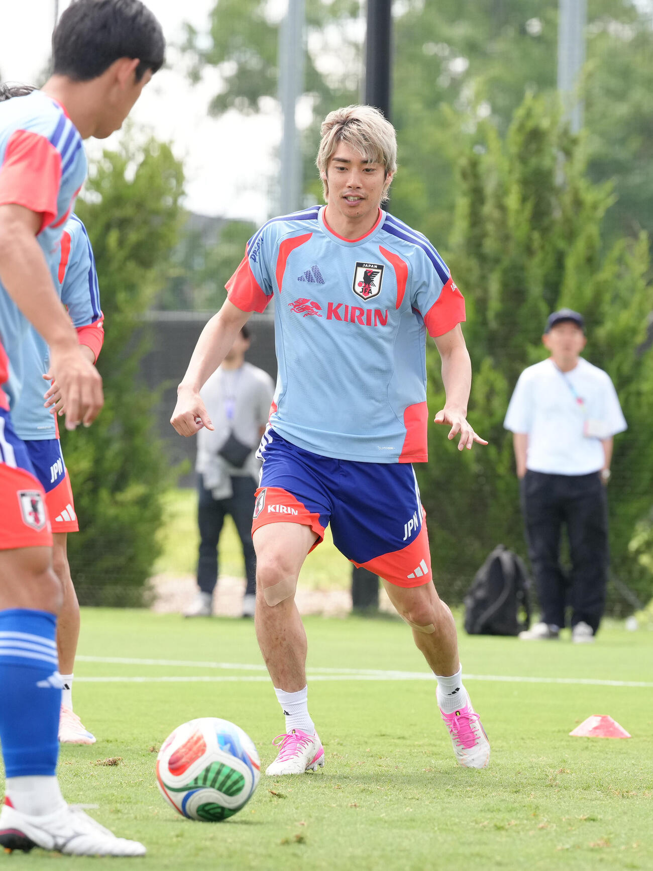 ボール回しする伊東純也（撮影・足立雅史）