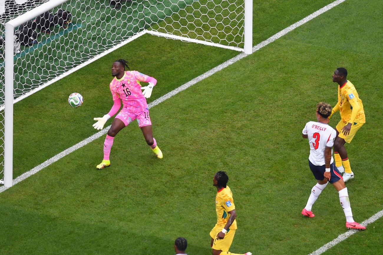 イングランドのオライリーがシュートを放つも、ガーナGKアサレが守る（AP）