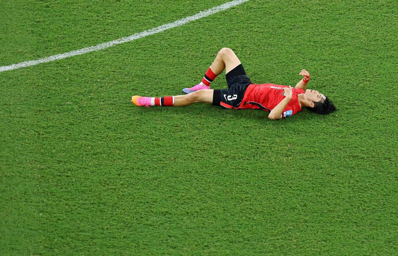試合後、ピッチに仰向けになる韓国イ・ギヒョク（ロイター）