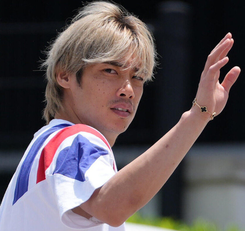 練習後、集まったファンの声援に手を振って応える伊東純也（撮影・足立雅史）