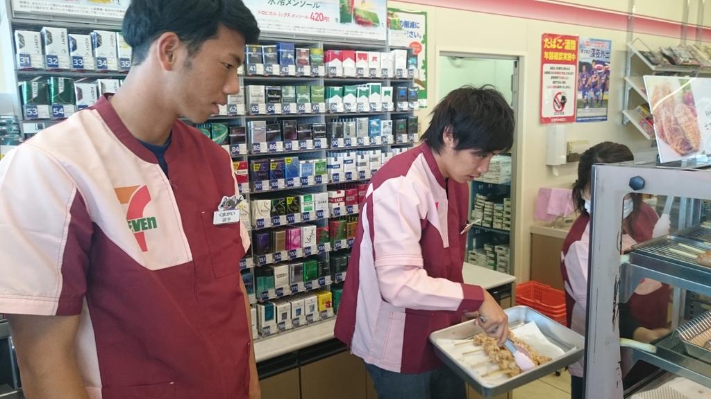 セブン―イレブンで新人研修をする伊東純也（ヴァンフォーレ甲府公式Xの2015年11月30日の投稿）