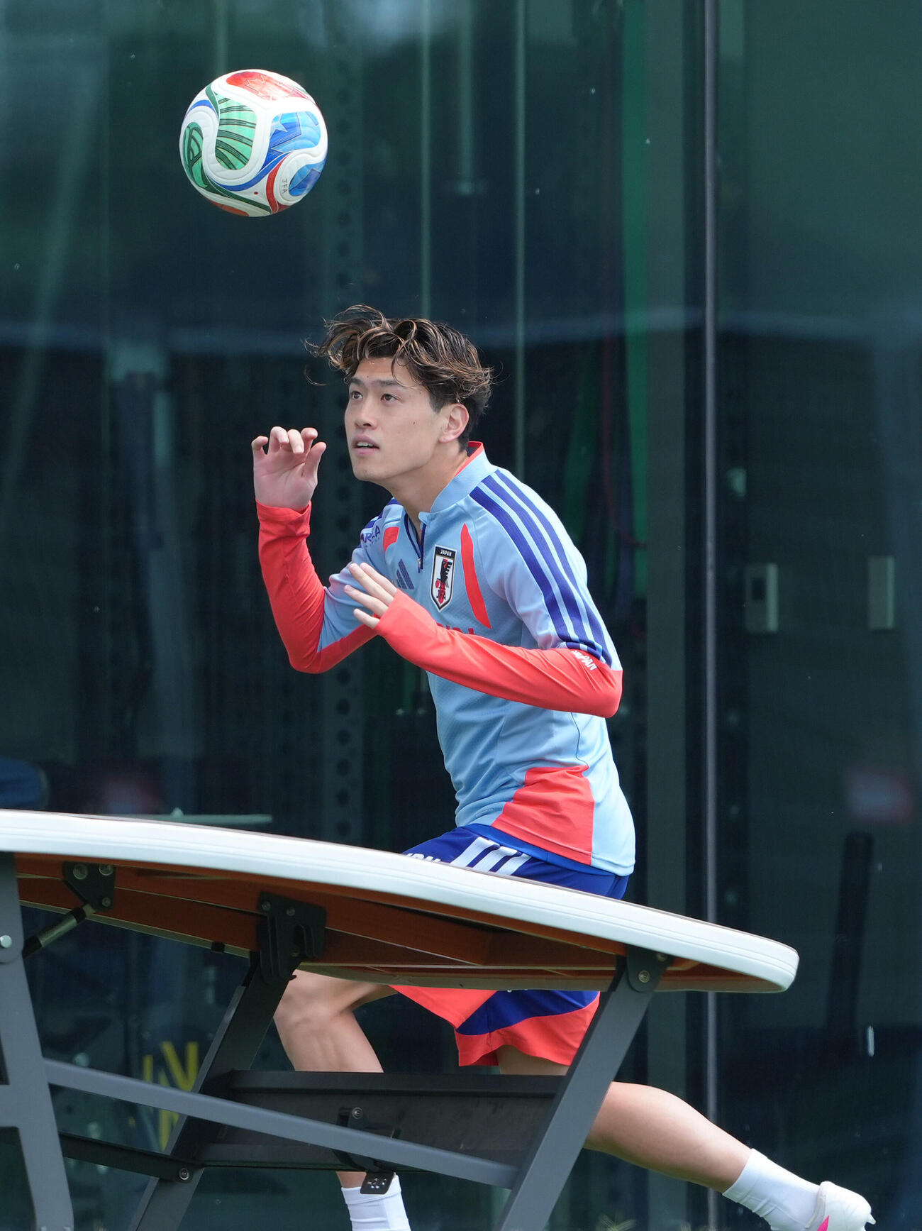 サッカーと卓球を組み合わせた競技「テックボール」を楽しむ鈴木唯人（撮影・足立雅史）
