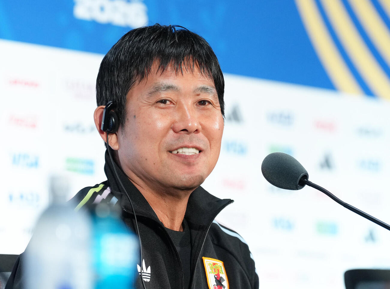 前日公式会見で笑顔を見せる森保一監督（撮影・足立雅史）