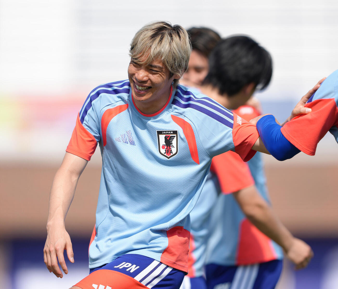練習中、笑顔を見せる伊東純也（撮影・足立雅史）