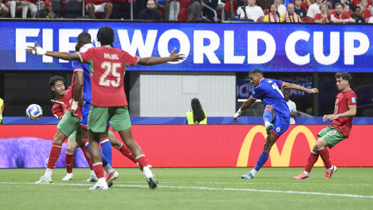 モロッコ－ハイチ　前半、チーム2点目のゴールを決めるハイチのイシドール（右から2人目）（FIFA提供・ゲッティ＝共同）
