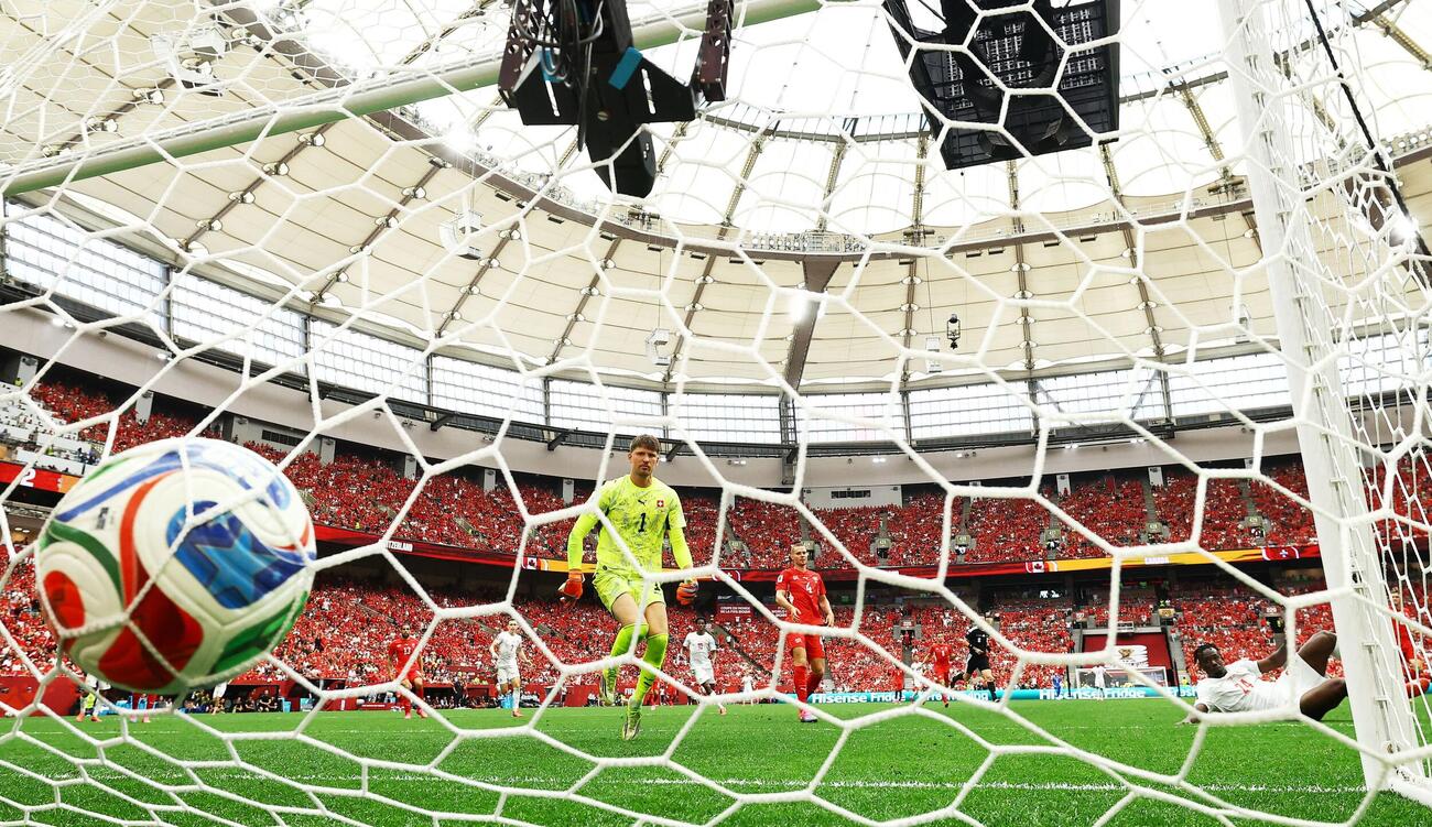 Soccer Football－FIFA World Cup 2026－Group B－Switzerland v Canada－BC Place, Vancouver, Canada－June 24, 2026 Canada's Promise David scores their first goal past Switzerland's Gregor Kobel REUTERS／Agustin Marcarian