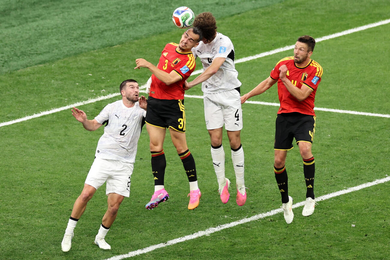 Belgium's Arthur Theate (3) heads the ball between New Zealand's Tim Payne (2) and New Zealand's Tyler Bindon (4) in front of the net during the World Cup Group G soccer match between New Zealand and Belgium in Vancouver, British Columbia, Friday, June 26, 2026. (AP Photo／Emma Peterson)