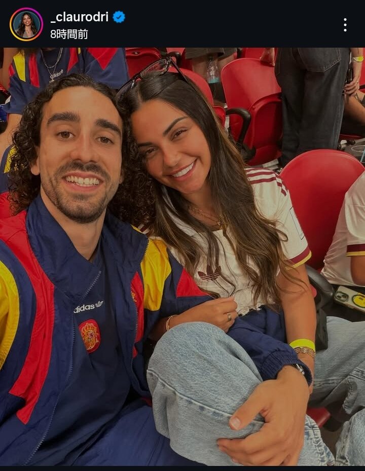 スペインDFククレリャ（左）とのツーショットをSNSに掲載する妻クラウディア・ロドリゲス夫人（ロドリゲス夫人公式インスタグラムから）
